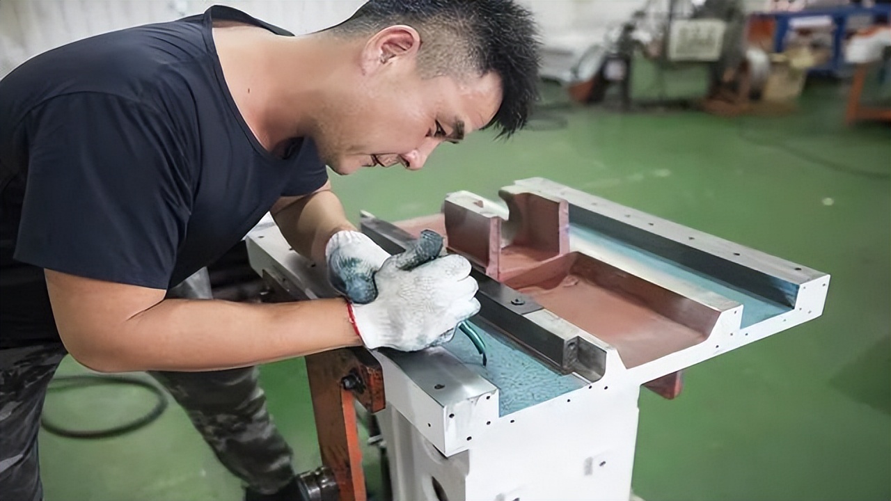 揭秘机械行业最赚钱的岗位——年薪百万至千万的机床铲花师