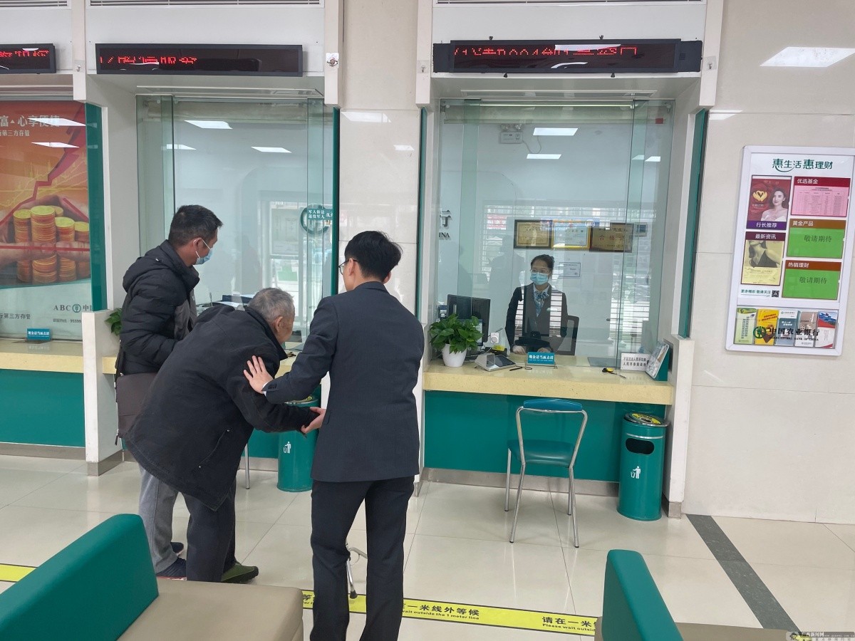 储户在郑州存钱取不出来,银行给储户的钱有问题怎么办