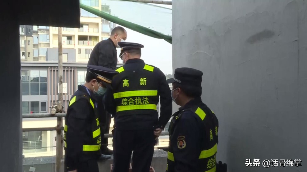 顶楼加盖楼下住户不同意,七楼楼顶加盖了一层