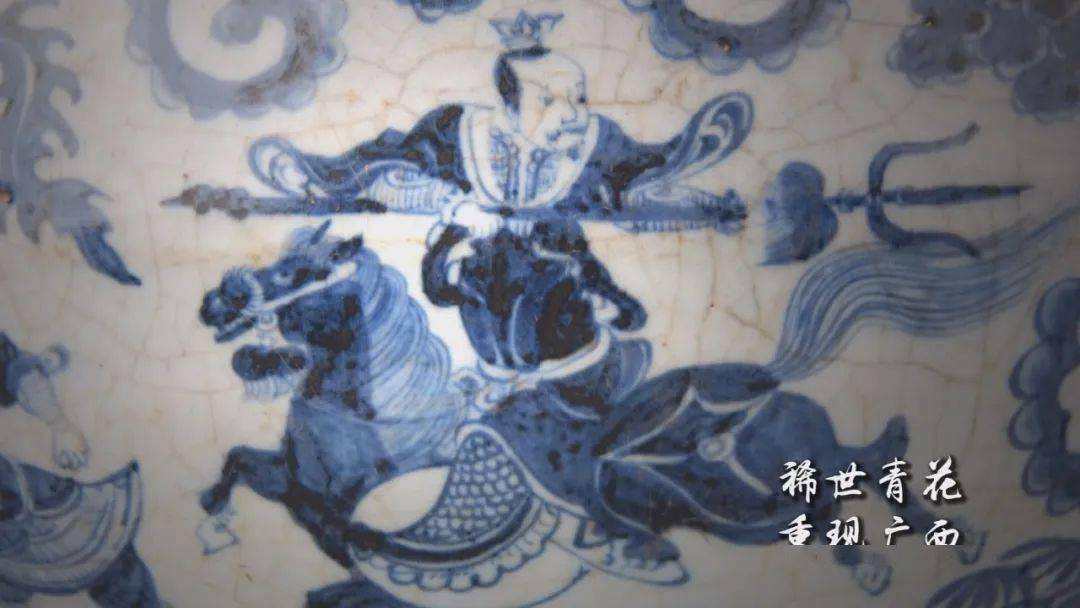 广西挖骨灰坛,工人挖出骨灰缸