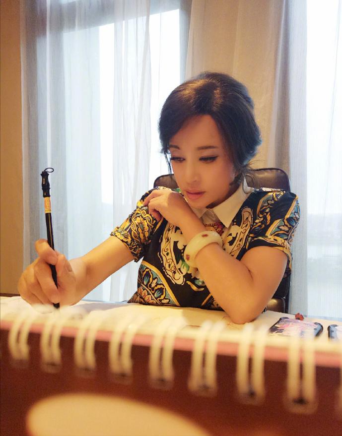 豪宅上亿,翡翠收藏过百亿,花钱如流水的5位女星,有钱也养不起