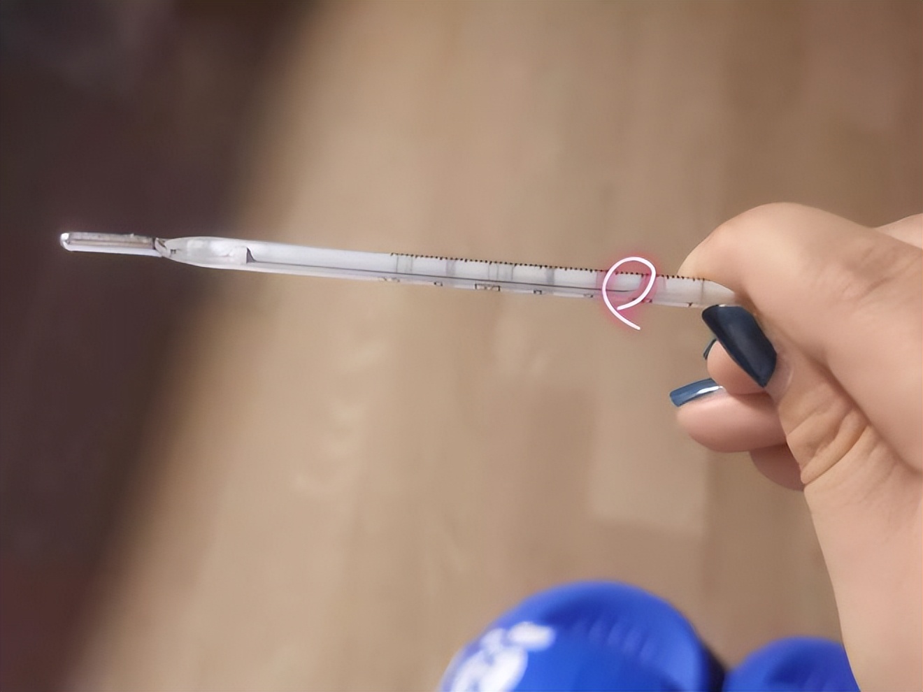 北漂独居“阳”了：晕在厕所、带烧工作、邻居送药