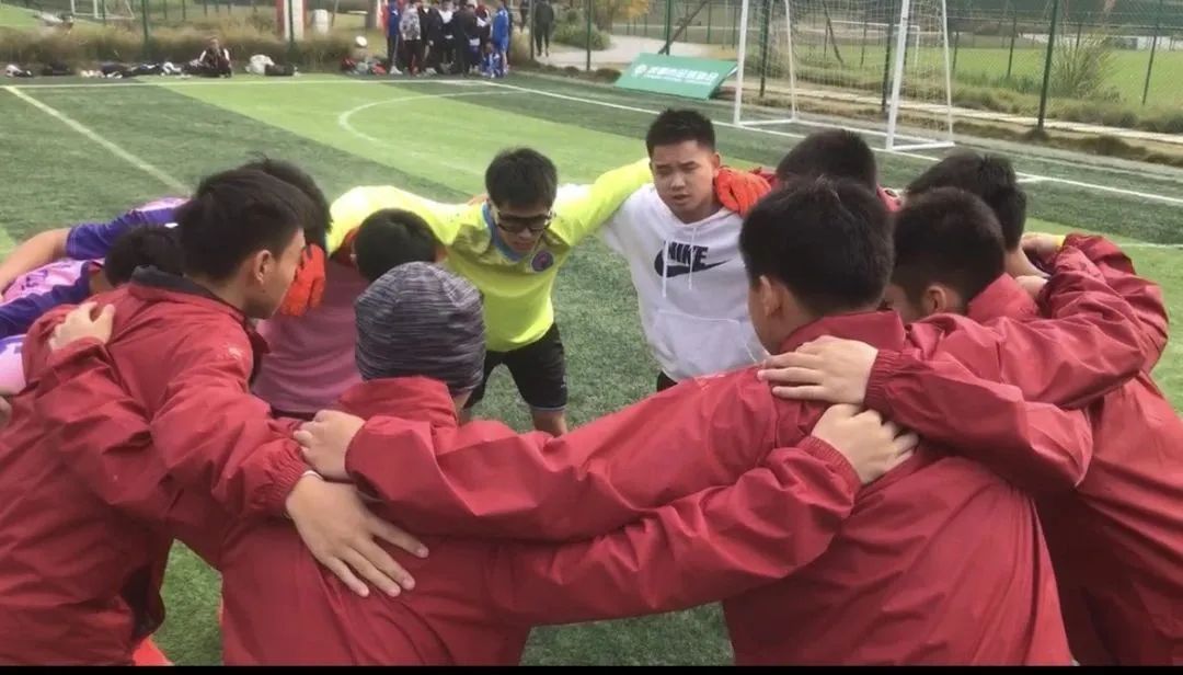 大连高新实验学校足球队,西安高新第八初级中学足球队夺冠