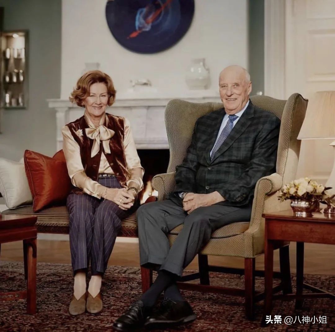 85岁平民王后替夫出席公务，大牌不断，婚姻竟然是欧洲最美满的？