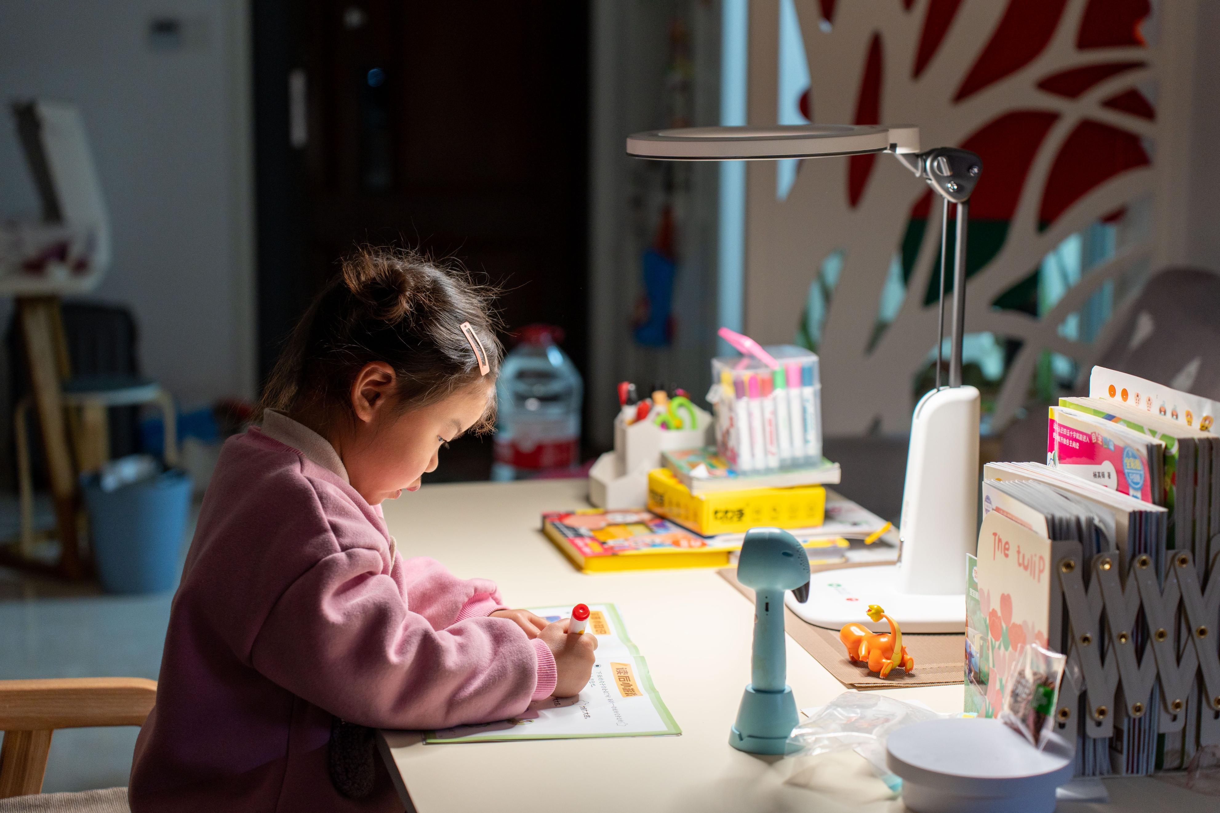 智商税还是护眼专家？爱德华医生天使之光2儿童学习润眼灯测评