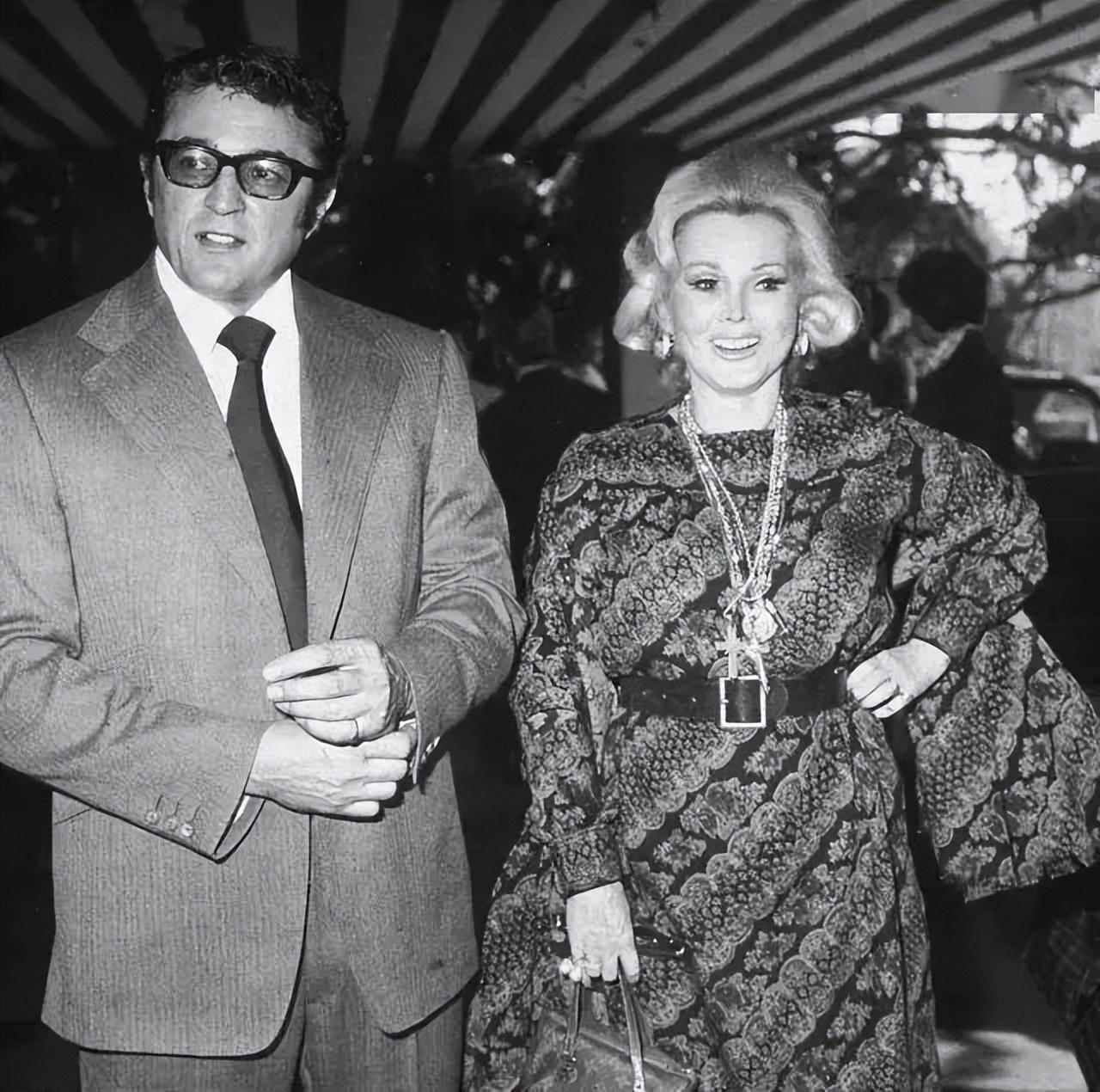 结9次婚的好莱坞交际花：嫁老头撩鲜肉，69岁和小28岁王子定终身