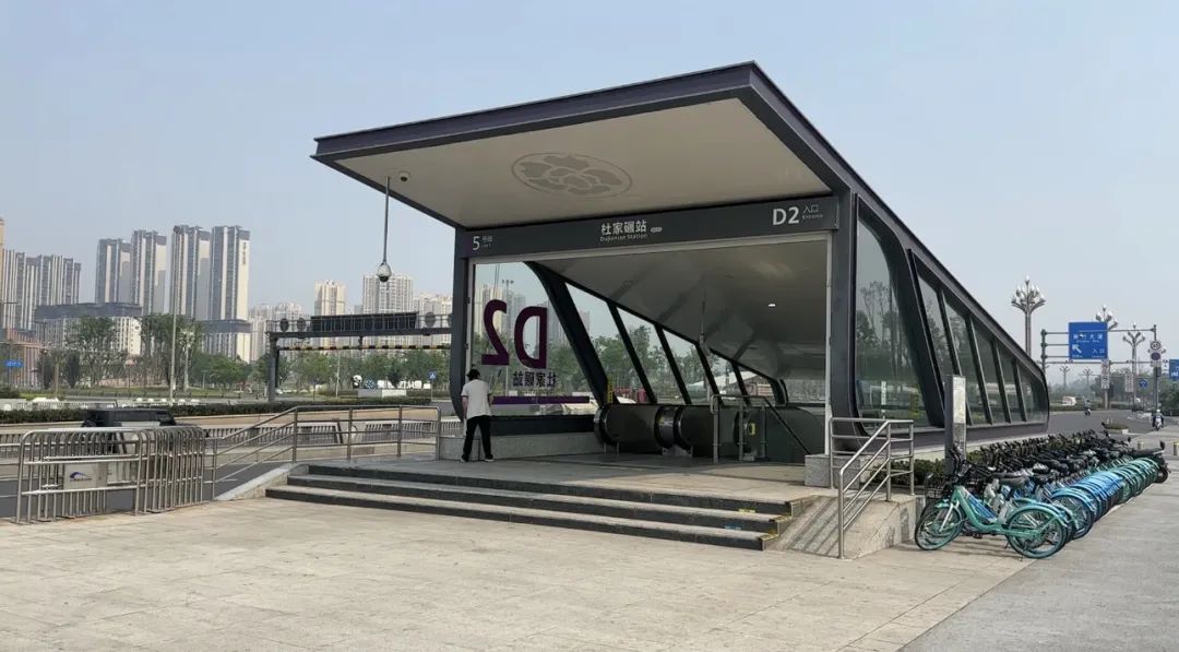 成都三万人看球赛,外地人到成都凤凰山看球