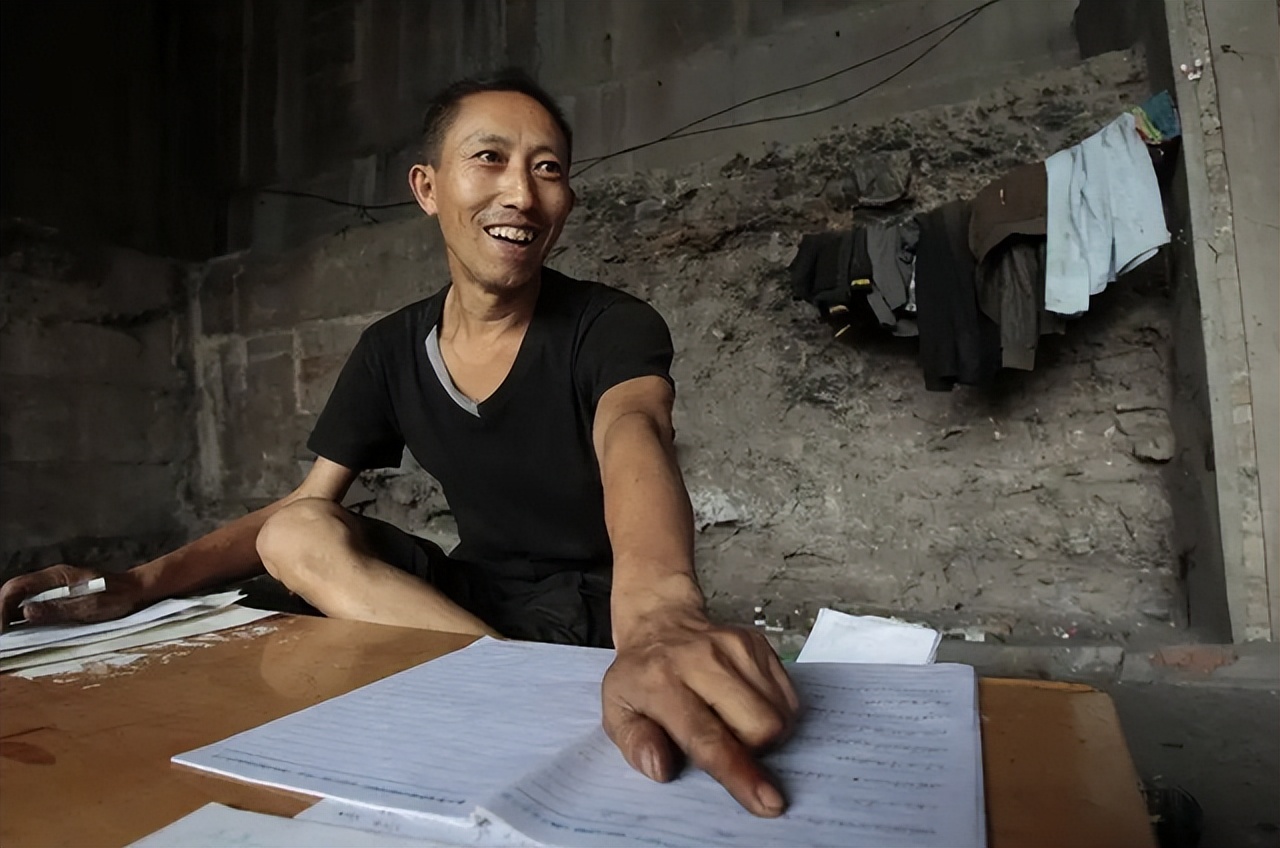 男子痴迷研究彩票抛妻儿住桥洞,男子独居重庆桥洞数年研究彩票