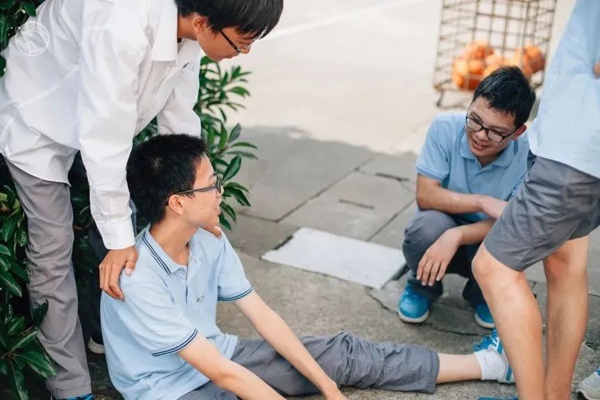 这个校园“*拍偷**狂魔”,拍下了95后的绝版青春