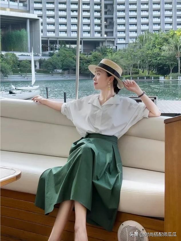 皮肤灰的女生穿什么显白,黑白灰女生穿什么颜色好看