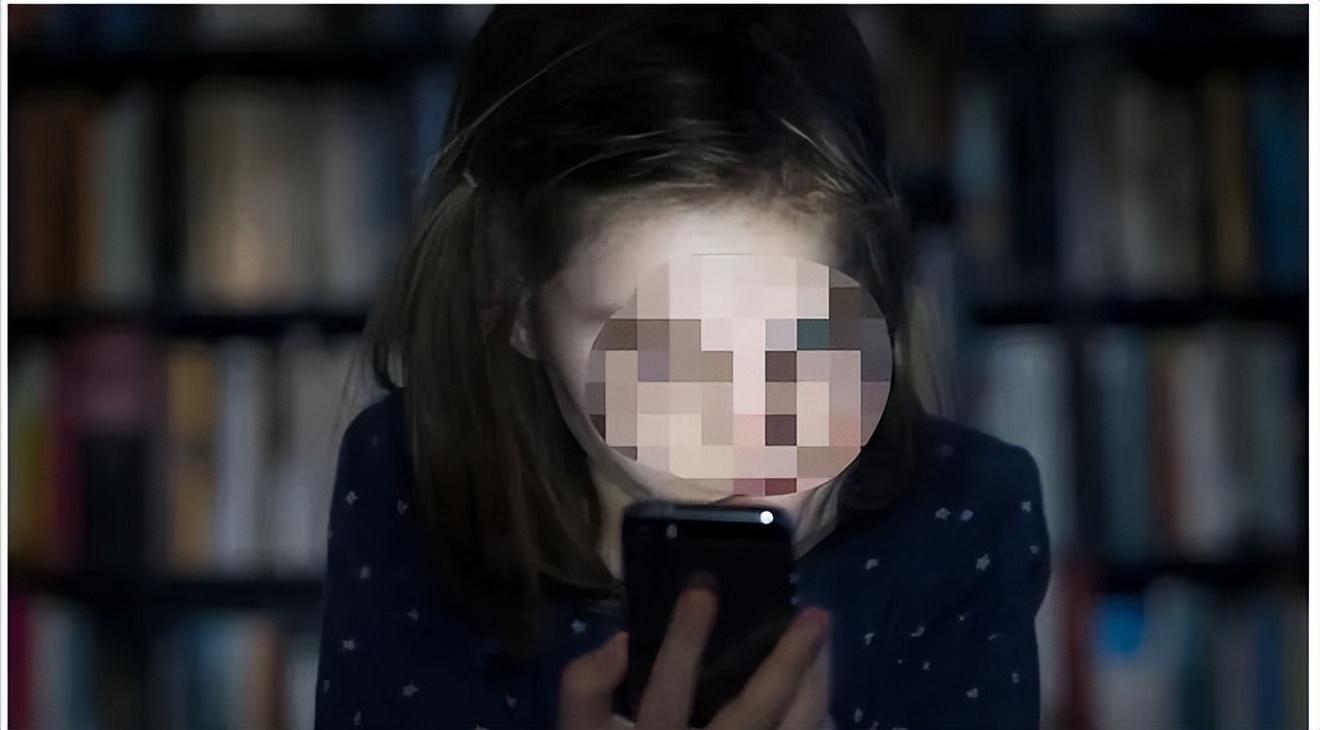 父女“嘴对嘴亲吻”不害臊，以爱的名义满足私欲的行为，该停止了