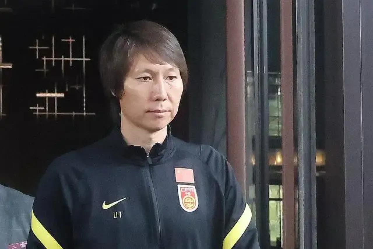 涓浗瓒崇悆涓夐噸宸ㄥ彉鏉庨搧,鏉庨搧甯﹂涓浗瓒崇悆璧板悜鍏夋槑