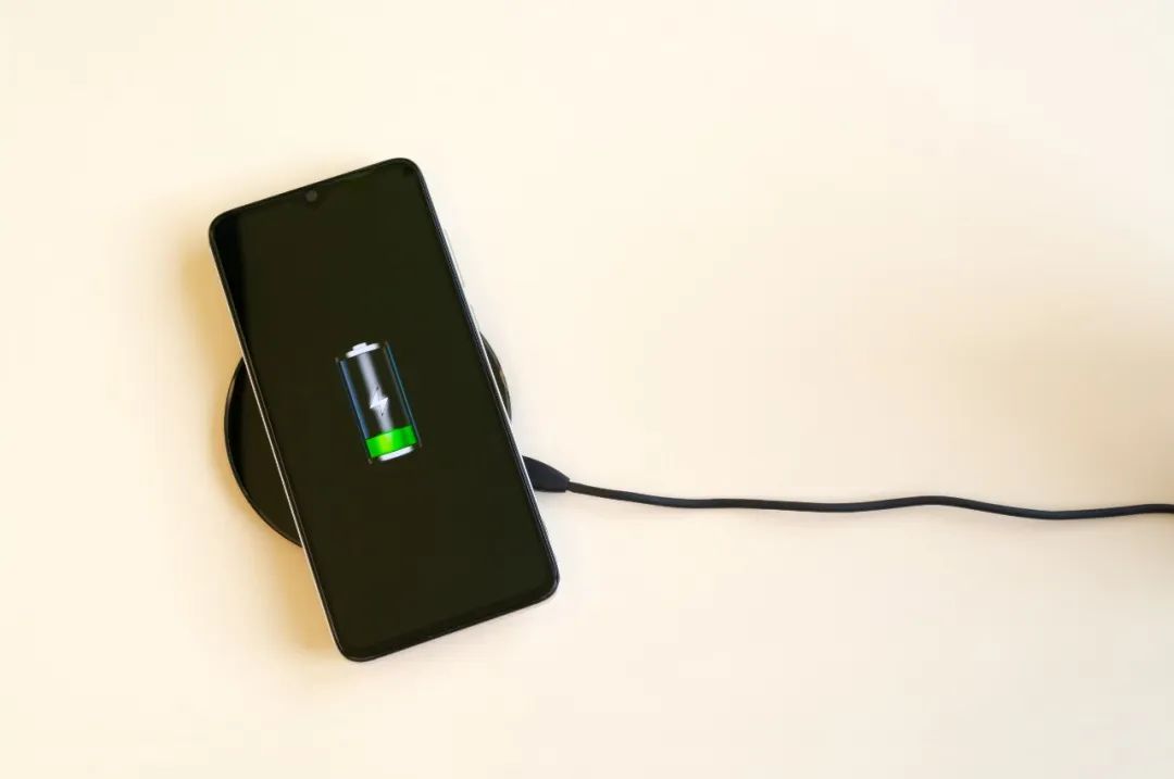 睡觉手机放床头辐射很强会致癌吗,手机放在枕边睡觉有辐射吗