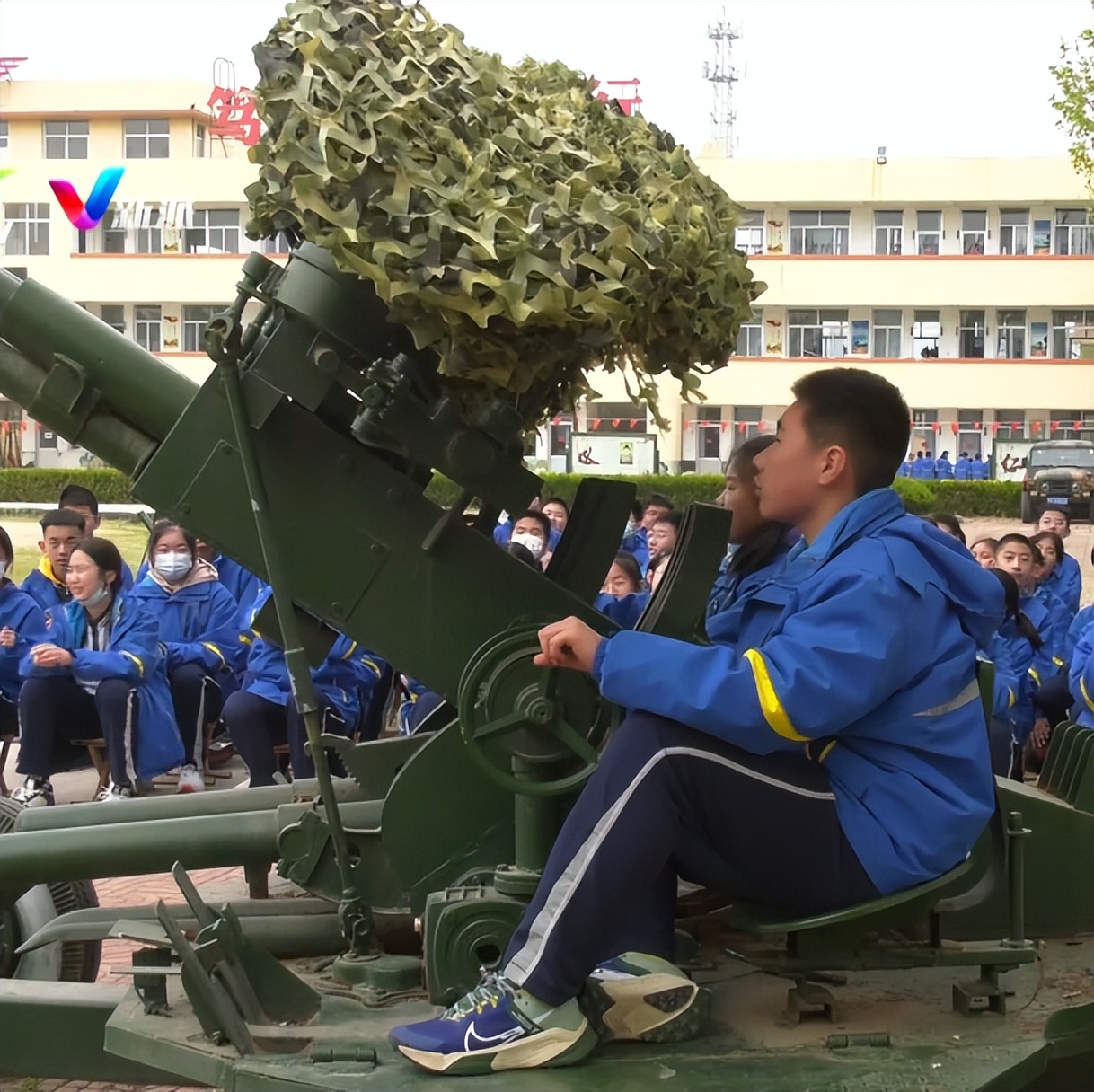 营造浓厚的国防教育氛围,依托红色资源开展学生国防教育
