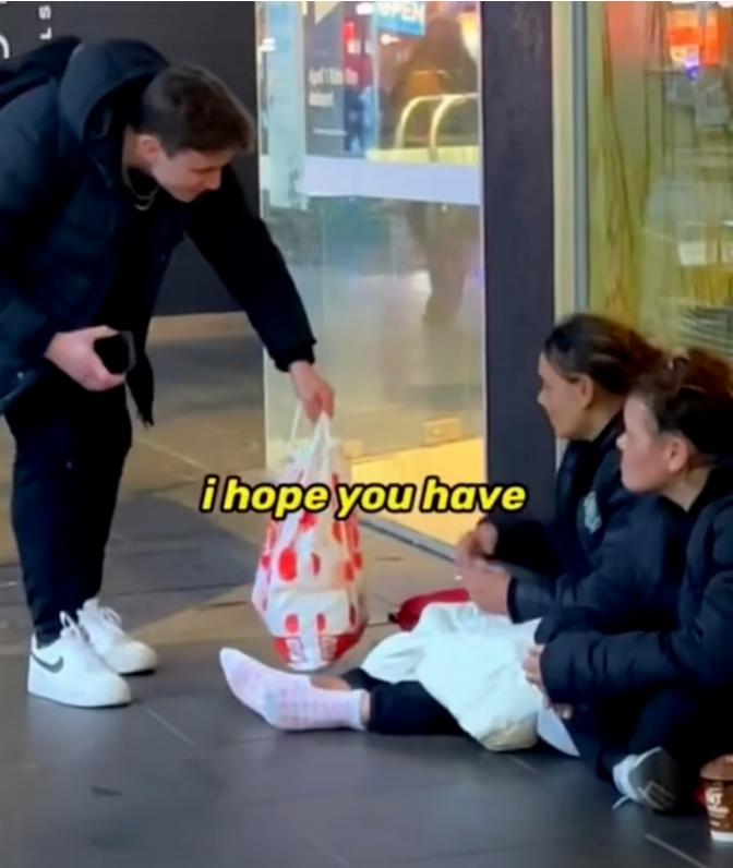 在街头各种送钱送花澳洲网红塌了！靠行善视频赚流量，网友喷了