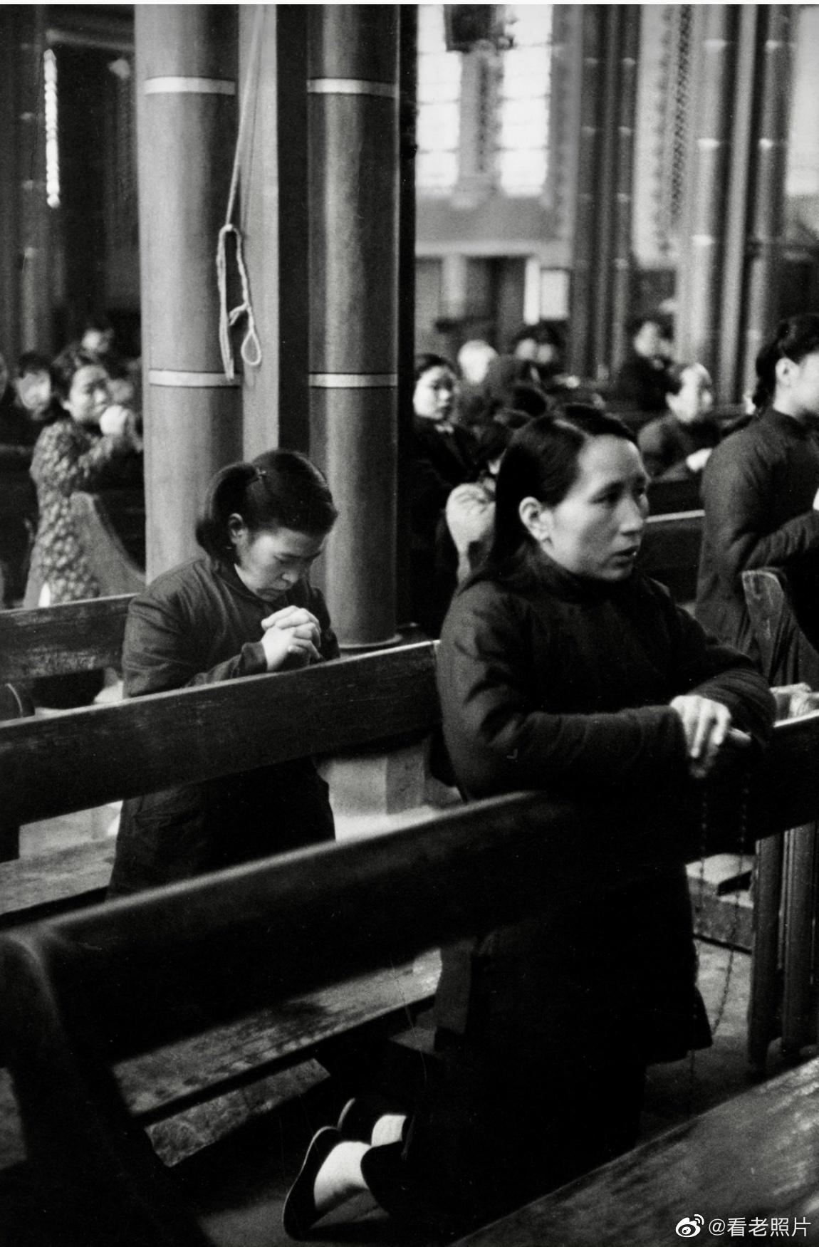 高清老照片：旗人格格大腿岔开豪放洗衣，地主三妻四妾不输女明星