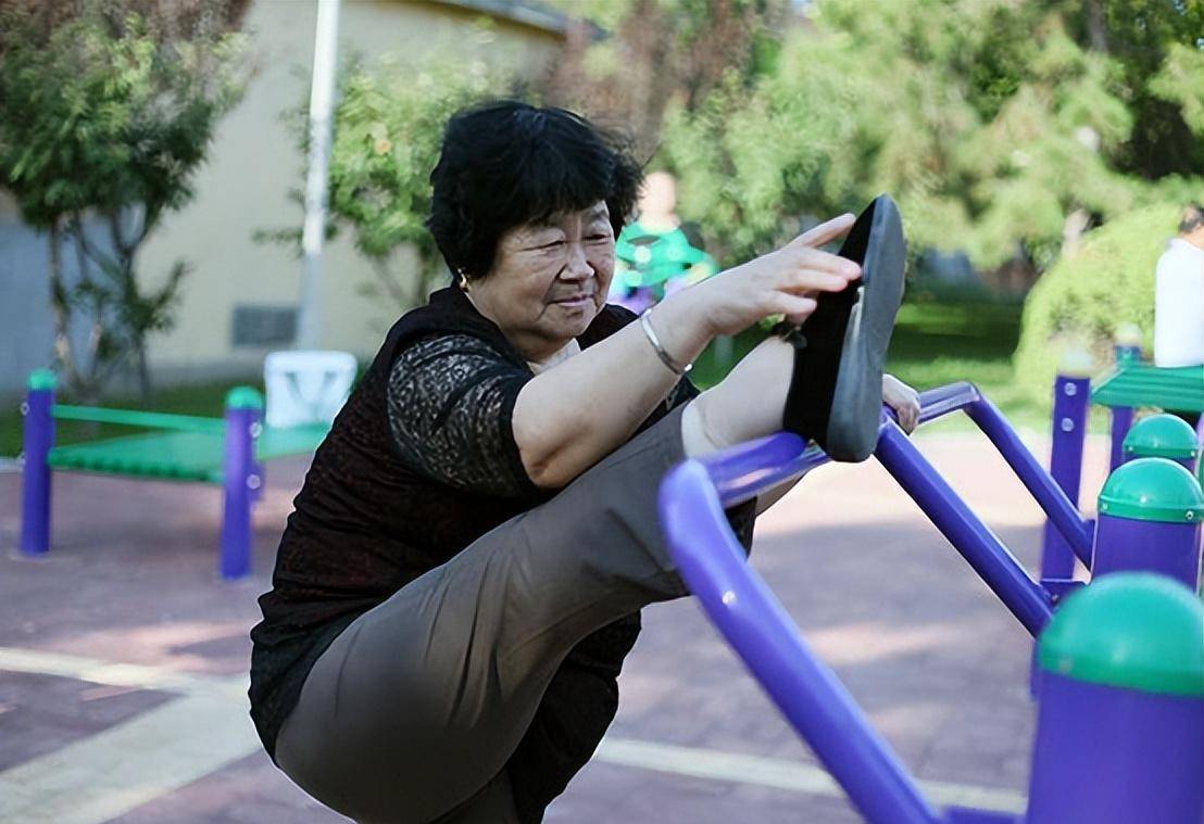 老人压腿的好处与坏处,老人压腿拉筋好吗