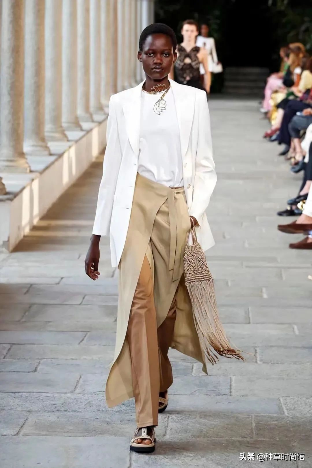 今年流行穿什么裤子和裙子,今年流行裙子配什么裤子