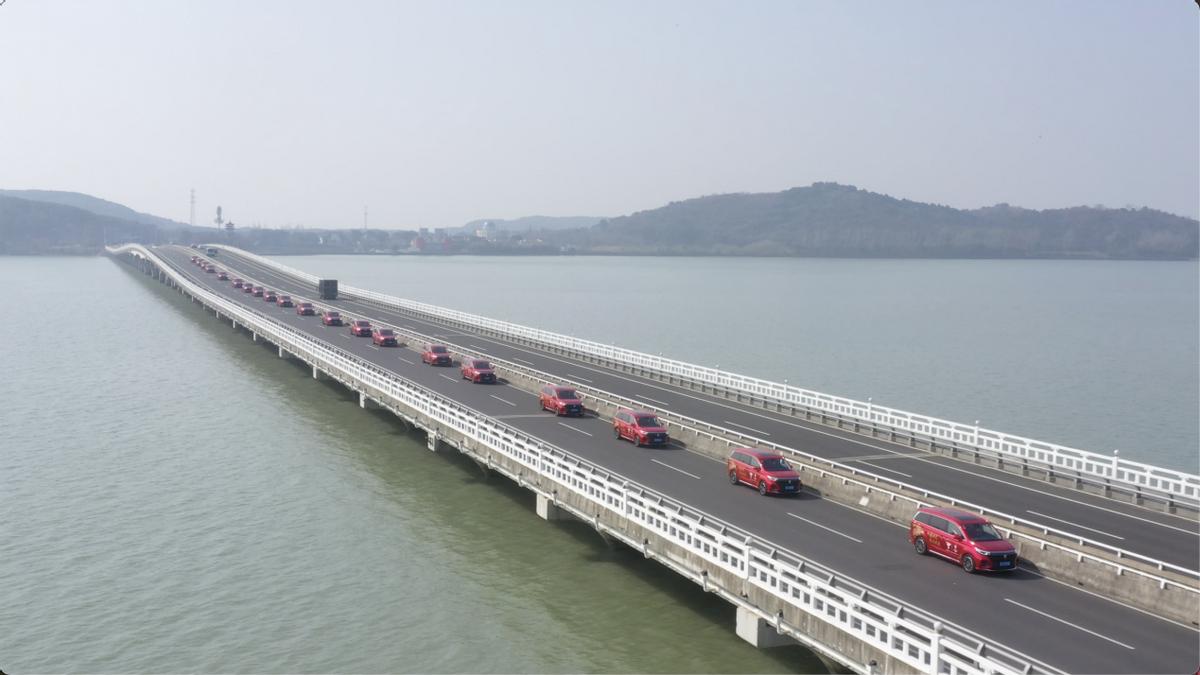 荣威imax8气场不输埃尔法,荣威imax8驾乘体验