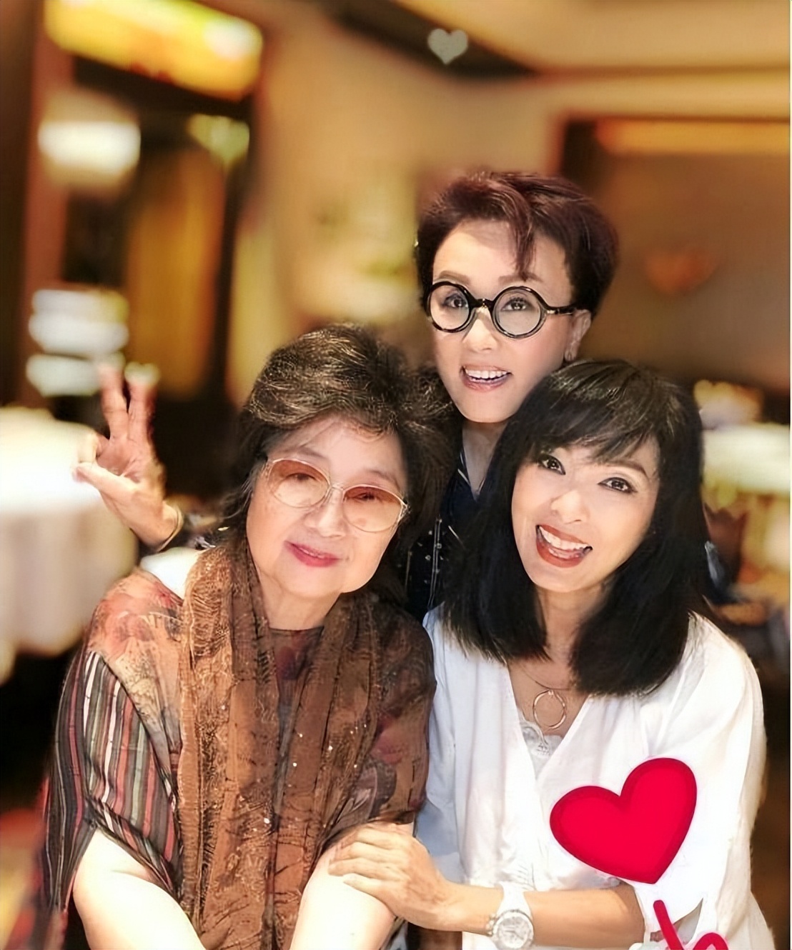 徐小凤怼人场面,周润发致敬徐小凤图文