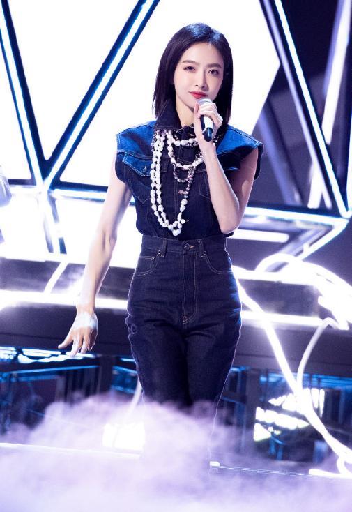 北京台春晚杨幂关晓彤杨紫,元旦跨年演唱会关晓彤造型