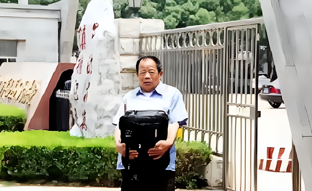 武汉博士11天捐精5次猝死，父亲索赔400万：我儿的命还不如一头牛