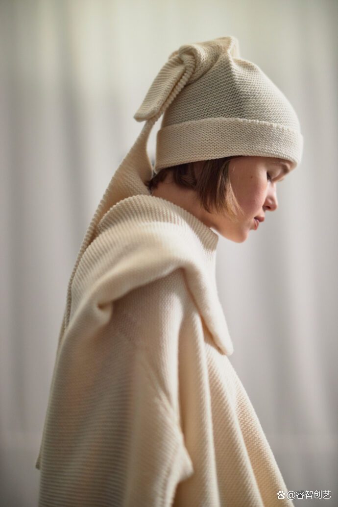 时装品牌三宅一生线上发布2022/23秋冬时装秀，展现万物灵动之姿