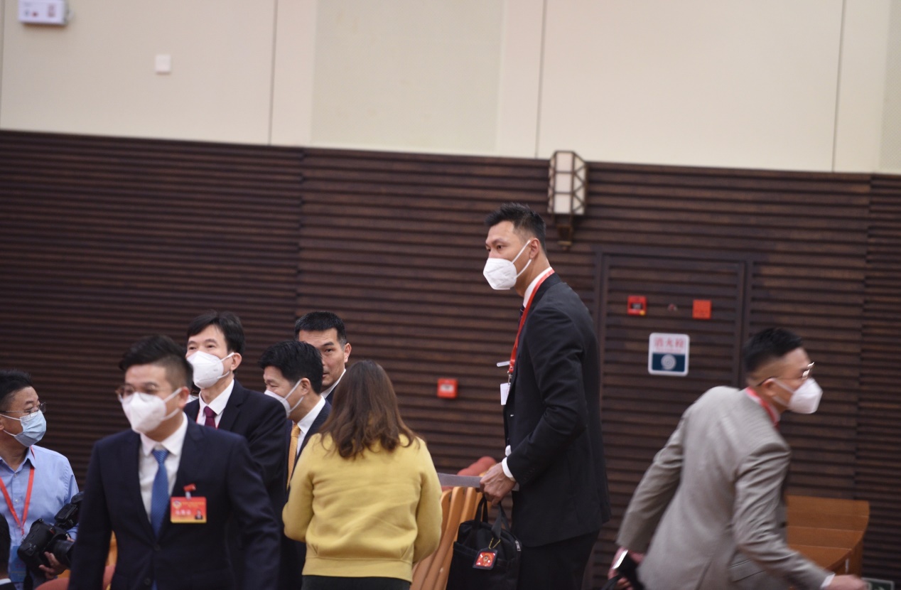 易建联身价上亿迎娶巴西宝贝,易建联妻子荆灵个人资料