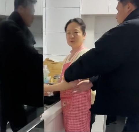 丈母娘帮女婿洗衣服完整视频,丈母娘洗掉油渍