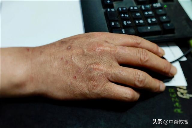 一双特别的手,一双特别的靴子用英语怎么说