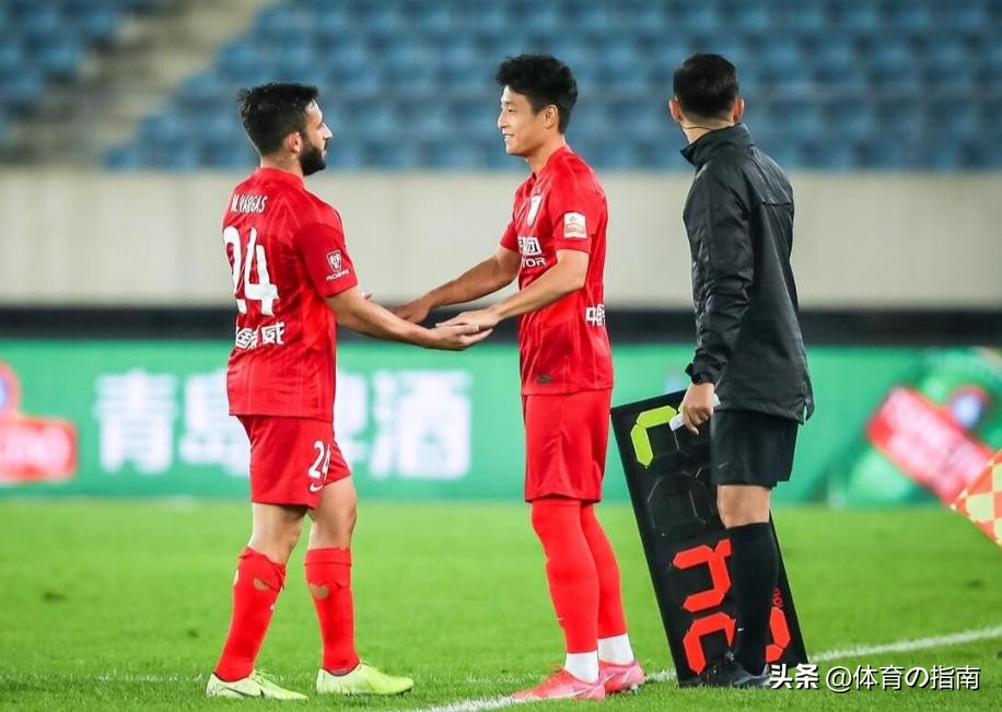 中国男足2-1泰国武磊三次错失单刀,武磊撞门柱