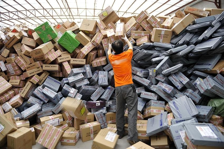 男子收到快递,男子收到一份快递打开后没有在意