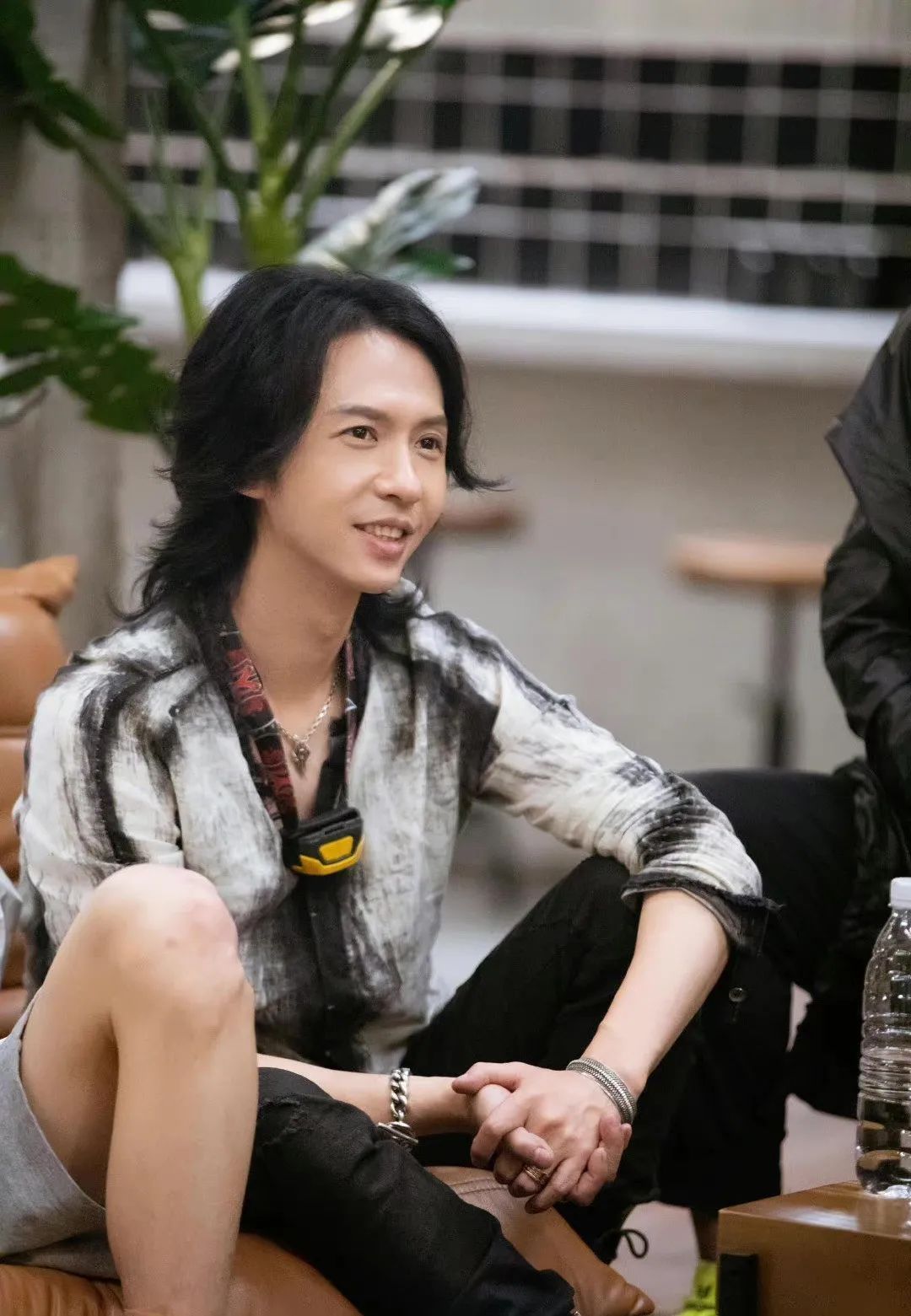 男人过了40岁尽量别留长发、梳油头！推荐这4种发型，清爽更有型