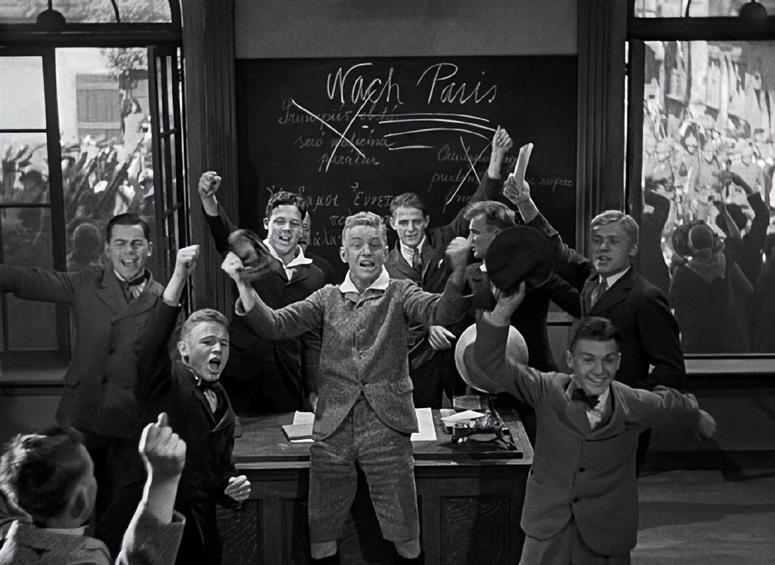 一上映就登票房榜首看完大呼过瘾,首播便拿下收视第一