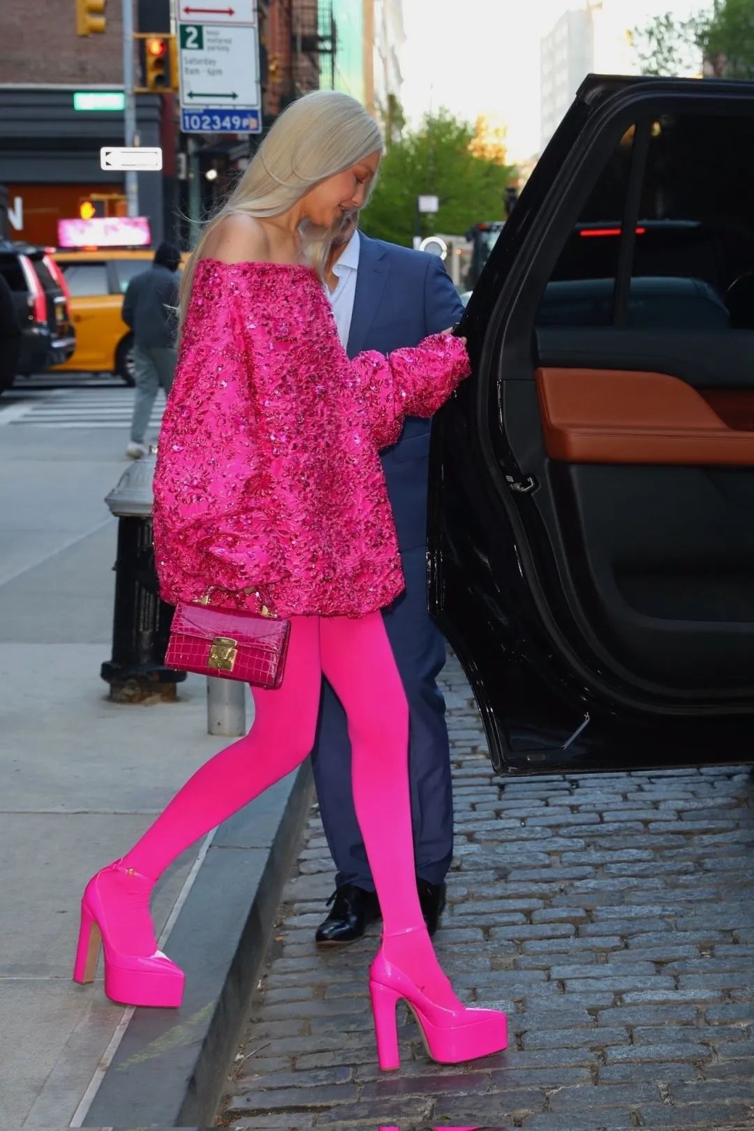 女明星为什么忍痛穿尖头高跟鞋,女明星穿超高防水台高跟鞋