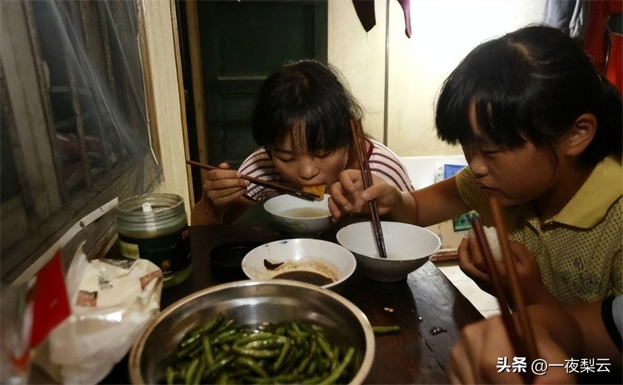 15岁女孩街头扮牛被人骑点赞,15岁女孩街头扮牛后续