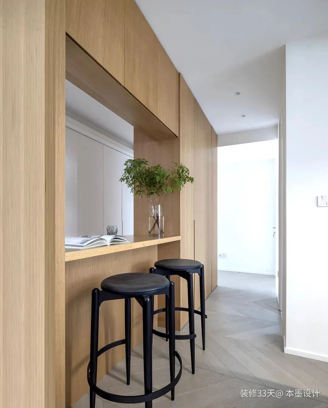 客厅超大储物柜改成衣帽间,客厅小房间改衣帽间