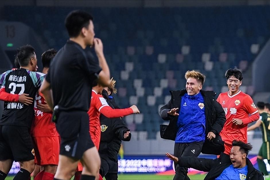 不错，贫困县业余队击败中超豪门，3镜头显示，中国足球仍有希望