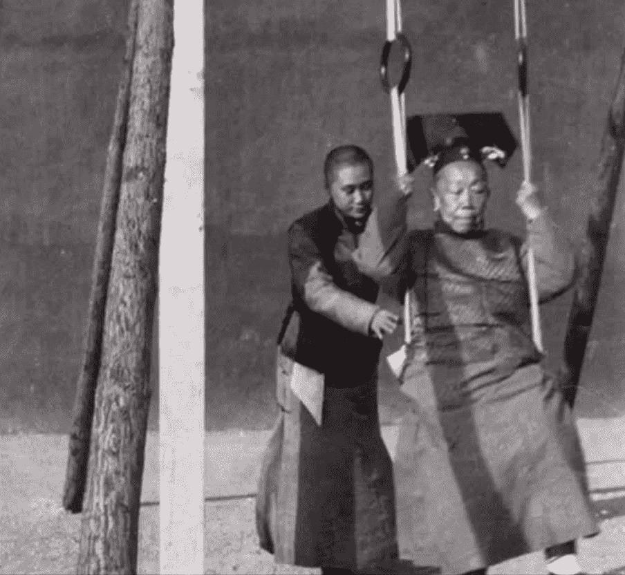 日军日记：*安妇慰**不服从管教，我很愤怒，用*刀刺**插入她的*体下**