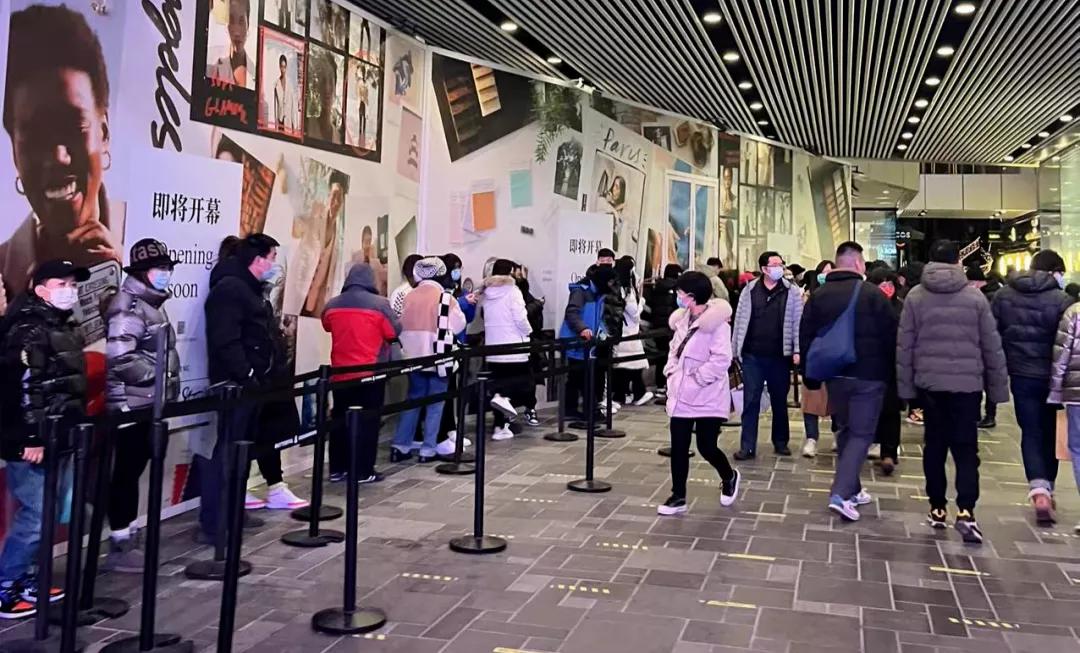 在三里屯BC排长队，一袋面包黄牛卖我200块