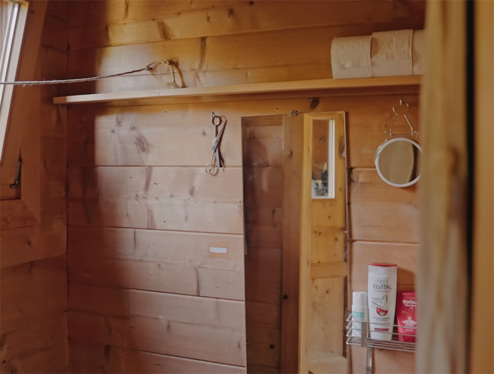 发现一位74岁奶奶的蜗居：16㎡小家没电没暖气，她却一住就是30年