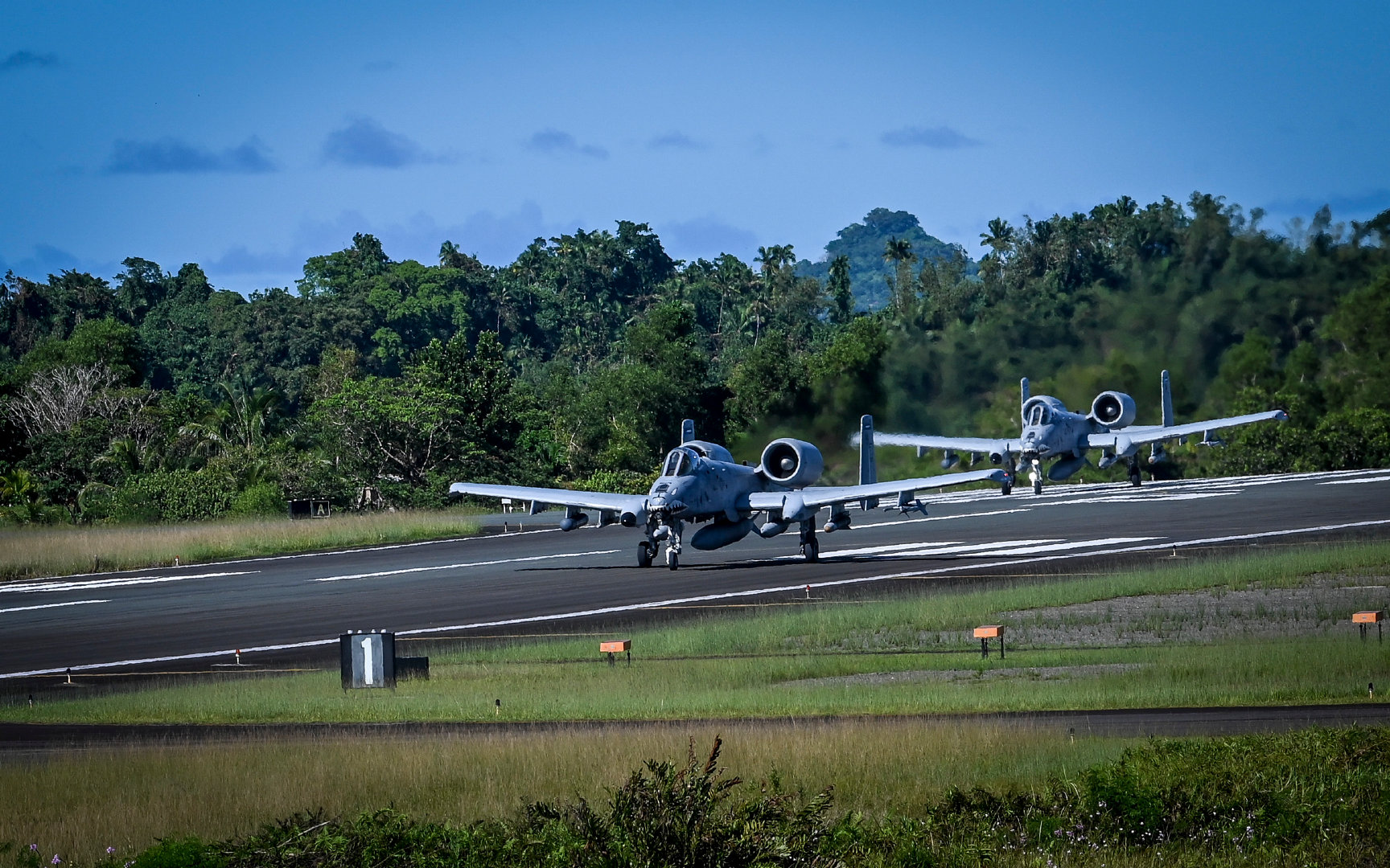 雷电a10攻击机在航母起飞,a-10雷电战斗机二战