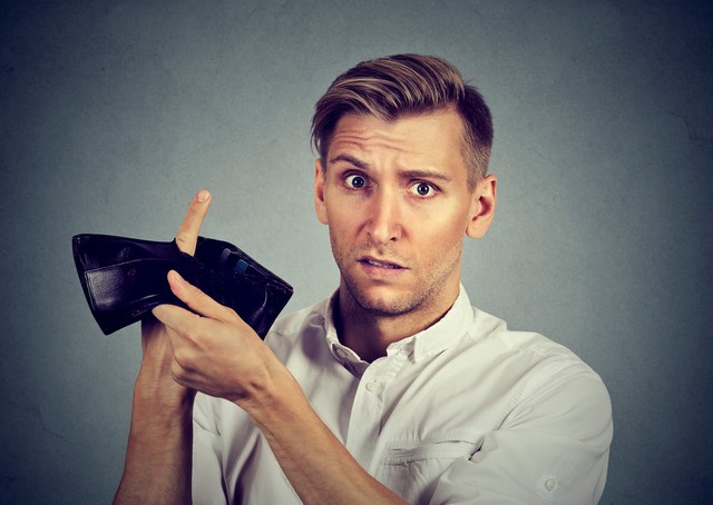 花你钱的男人爱你吗,向你开口借钱的男人爱你吗