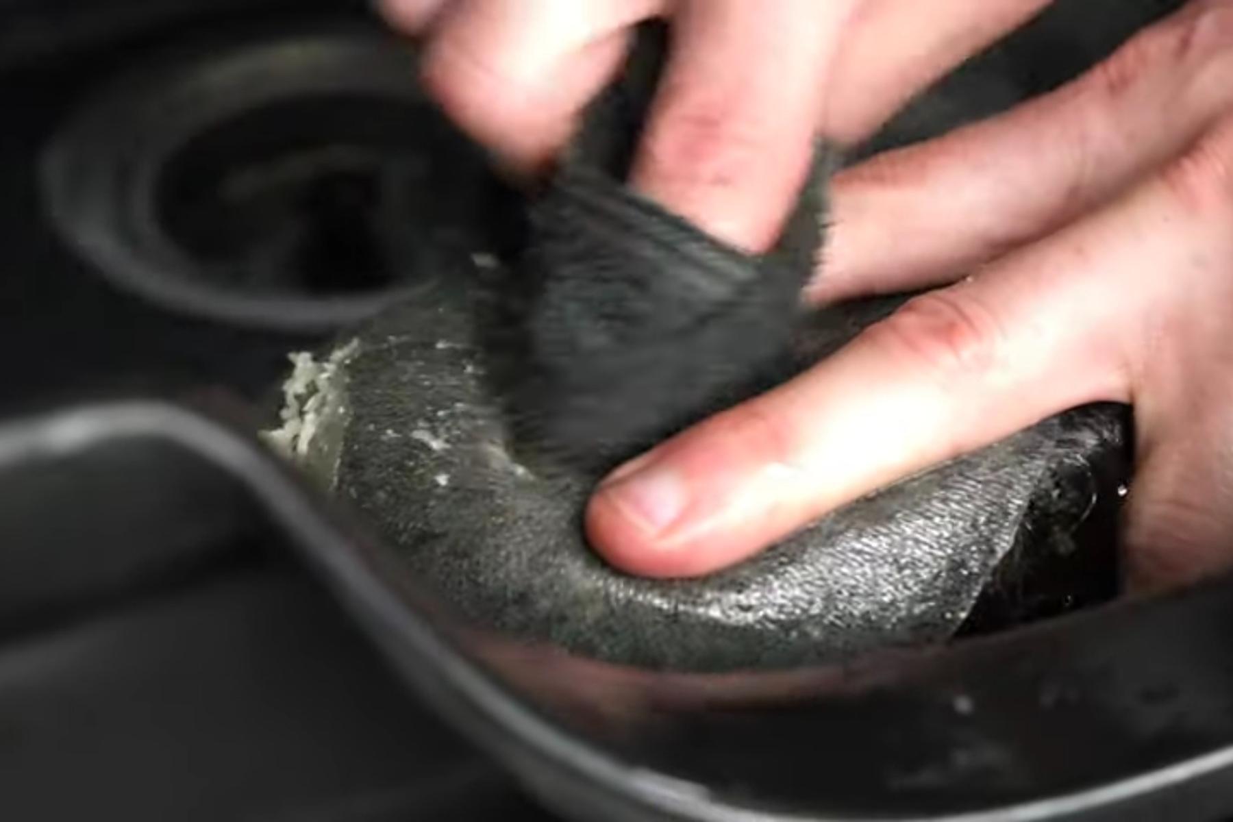 戴假发用的胶怎么清洗,假发上的粘胶怎么清理