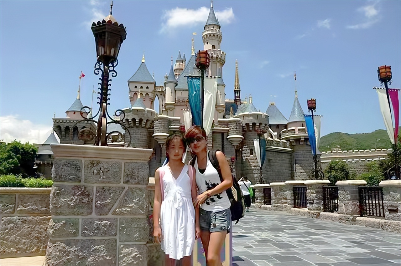 母亲财务自由后和女儿成为朋友:支持恋爱文身,拒绝为家庭牺牲