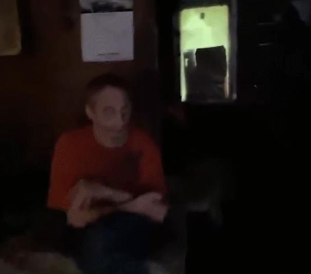 美国家族*伦乱**三代：*亲近**结合导致后代残障，无法说话只能犬吠