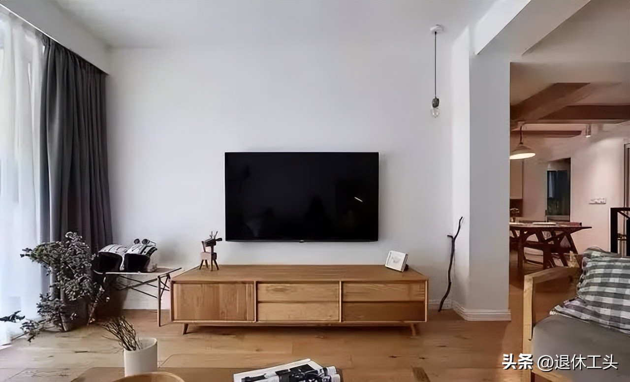 电视机是挂的好还是放在柜子上好,电视机挂在墙上好还是做柜子上好