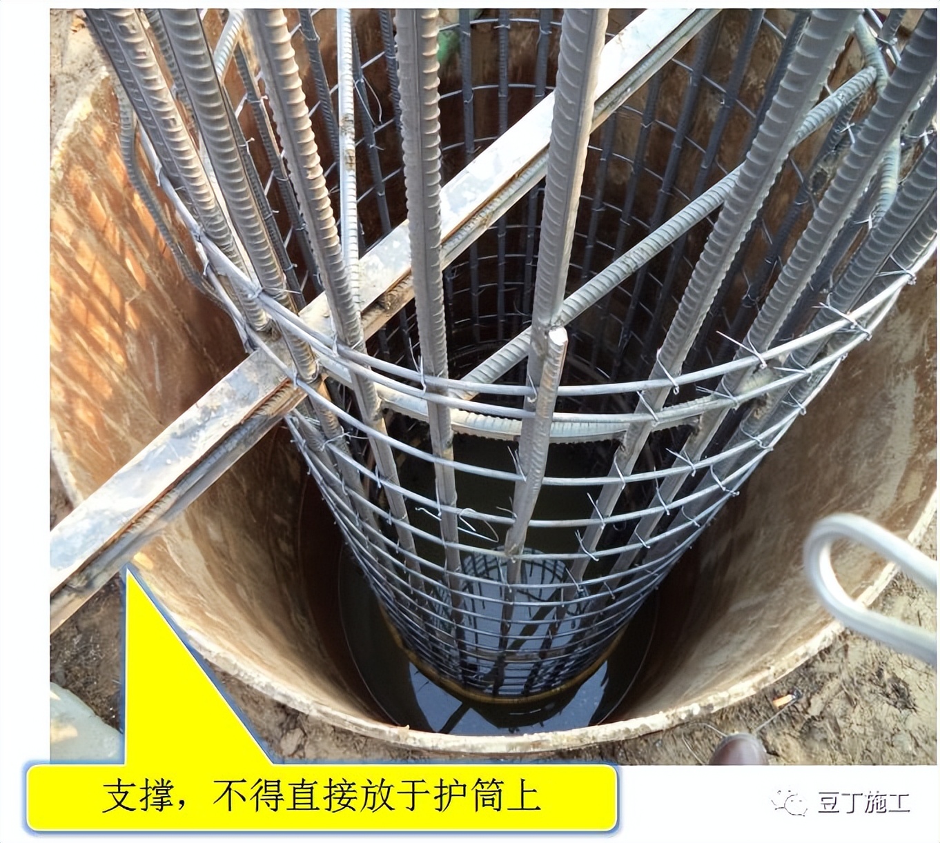 打桩过程中出现塌孔怎么处理,下钢筋笼声测管掉在桩孔里怎么办