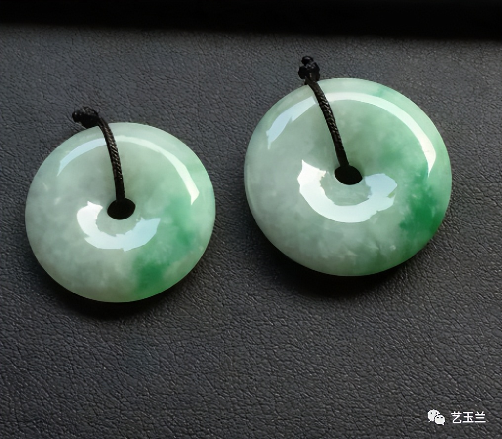 糯种紫色翡翠收藏价值如何鉴定,很便宜的有瑕疵的糯翡翠