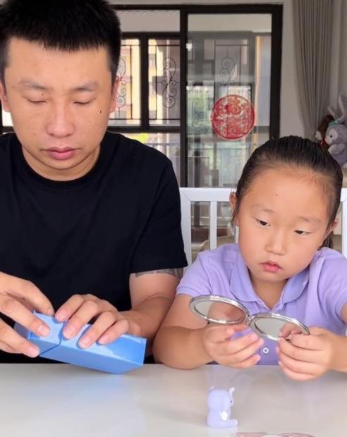 9岁小网红沦为赚钱工具,父母离婚后仍不间断更新,掉钱眼里了?